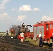 O combina agricola aflata in mijlocul lanului de grau a luat foc in toiul zilei!